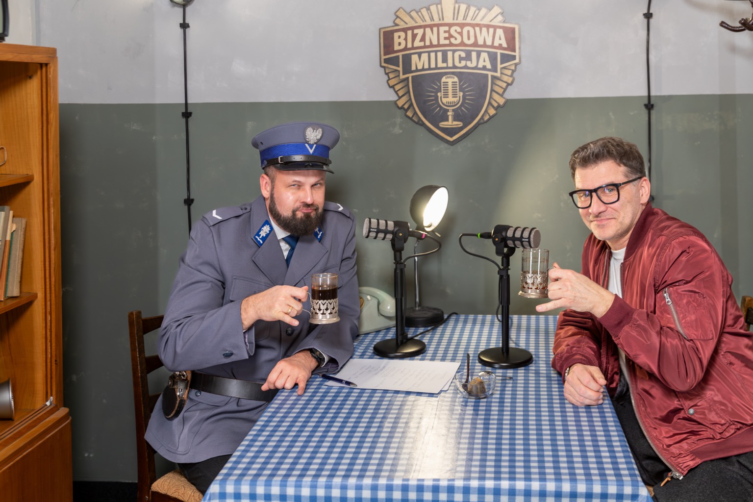 Sierżant Jakub B. Bączek i Tomasz Kammel podczas nagrania podcastu Biznesowa Milicja w Studio Mental Power
