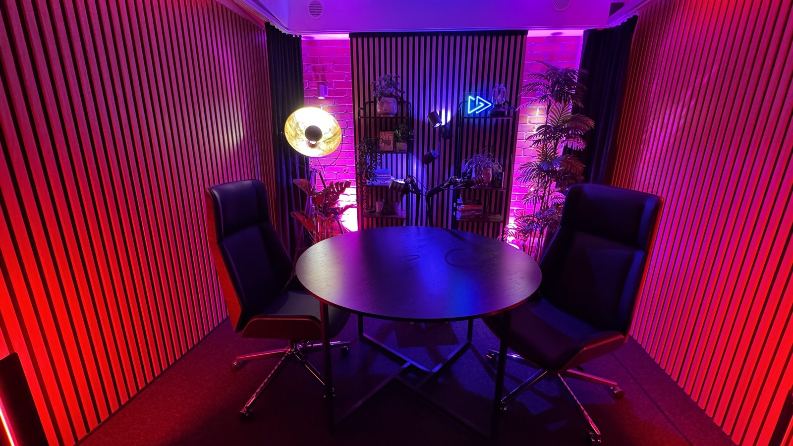 Wnętrze Studio Mental Power w Łodzi — stół, fotele i akustyczne panele przygotowane do nagrania podcastu